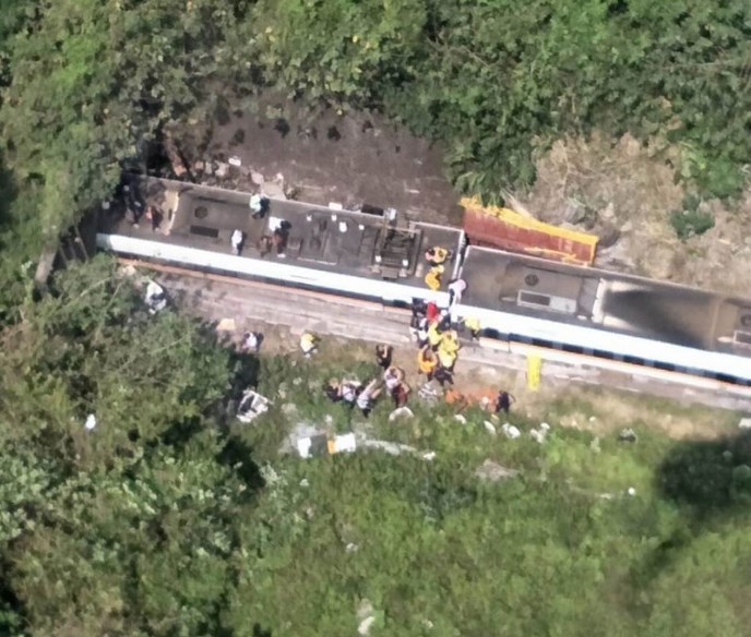 台铁1列车出轨 4节车厢卡隧道 至少36人无生命迹象