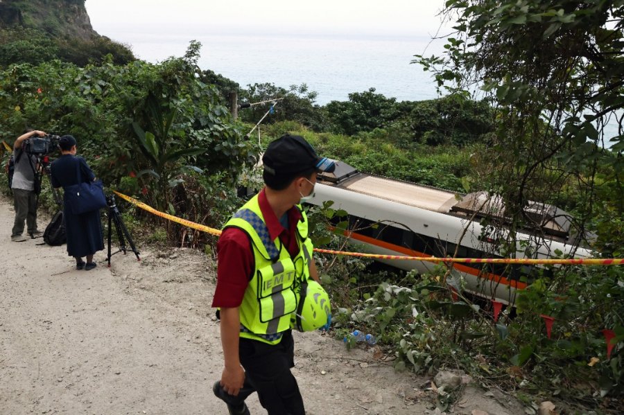 【台铁脱轨】8节车厢载350多人 死者下修至51人