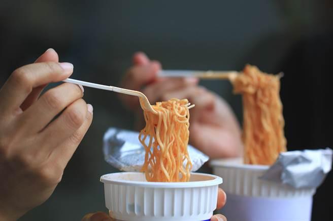 吃快熟面配可乐 男子差点丢了命