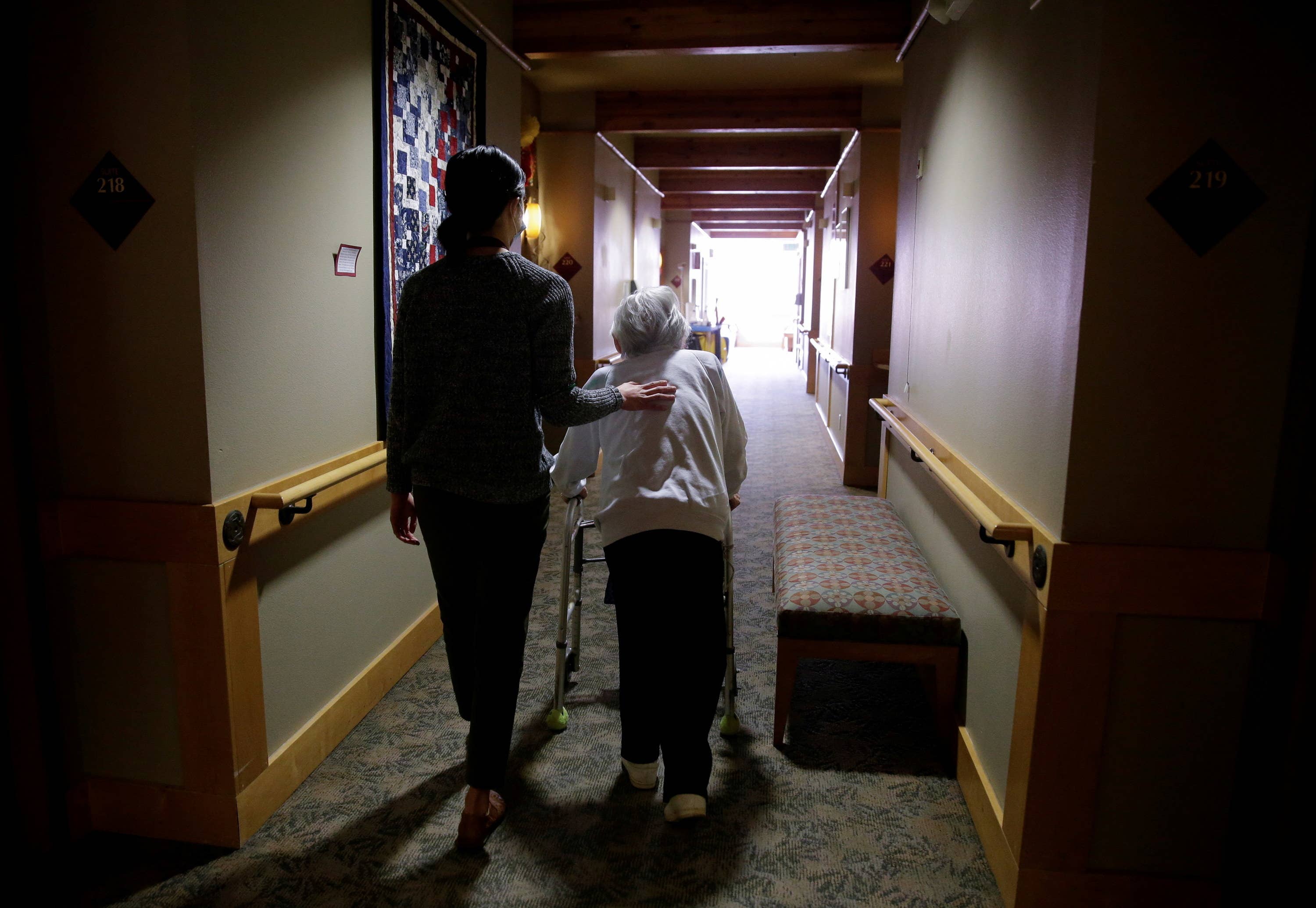 A Photographer Captured The Moment A 98-Year-Old Got To See Her Family After A Year Apart