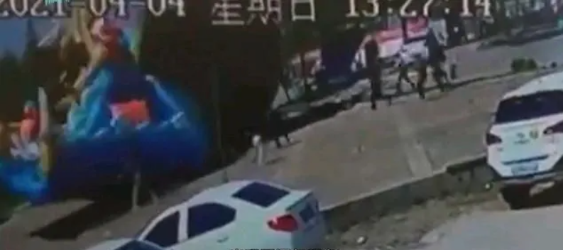 充气城堡被风吹翻十几米  中国一女童死亡
