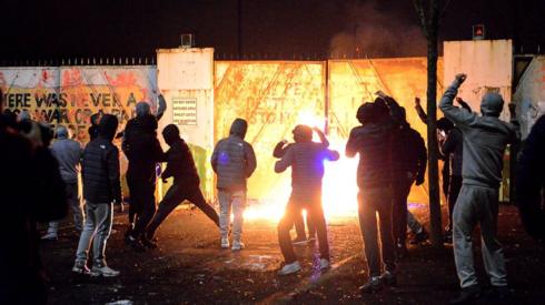 Belfast: Emergency Stormont meeting after night of violence