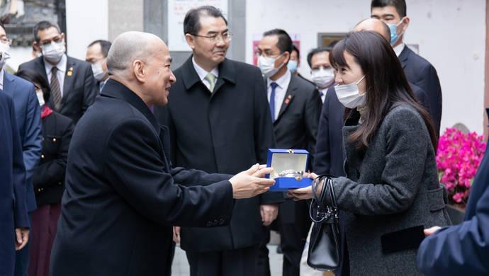 一开口超专业法语　上海美女翻译获柬国王赞赏