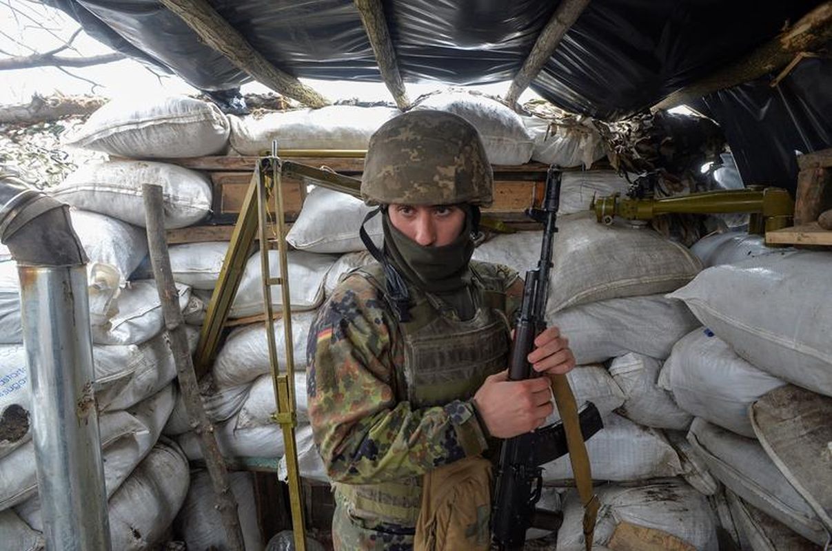 Merkel tells Putin to pull back troops as Kremlin accuses Ukraine of provocations