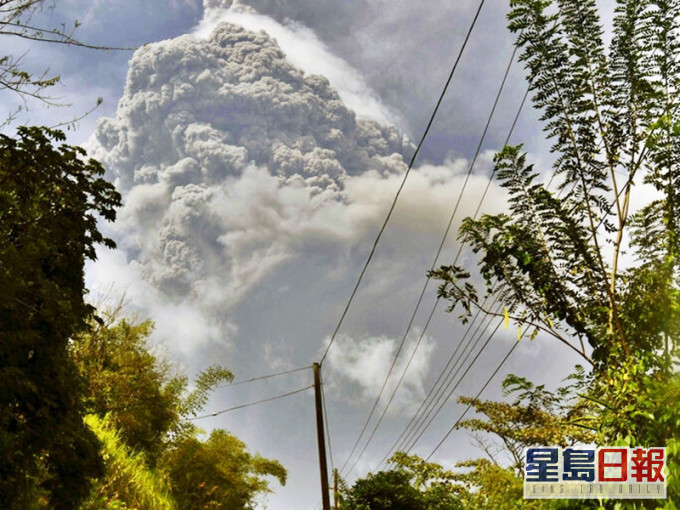 加勒比海岛国圣文森有火山爆发 约1.6万人紧急疏散
