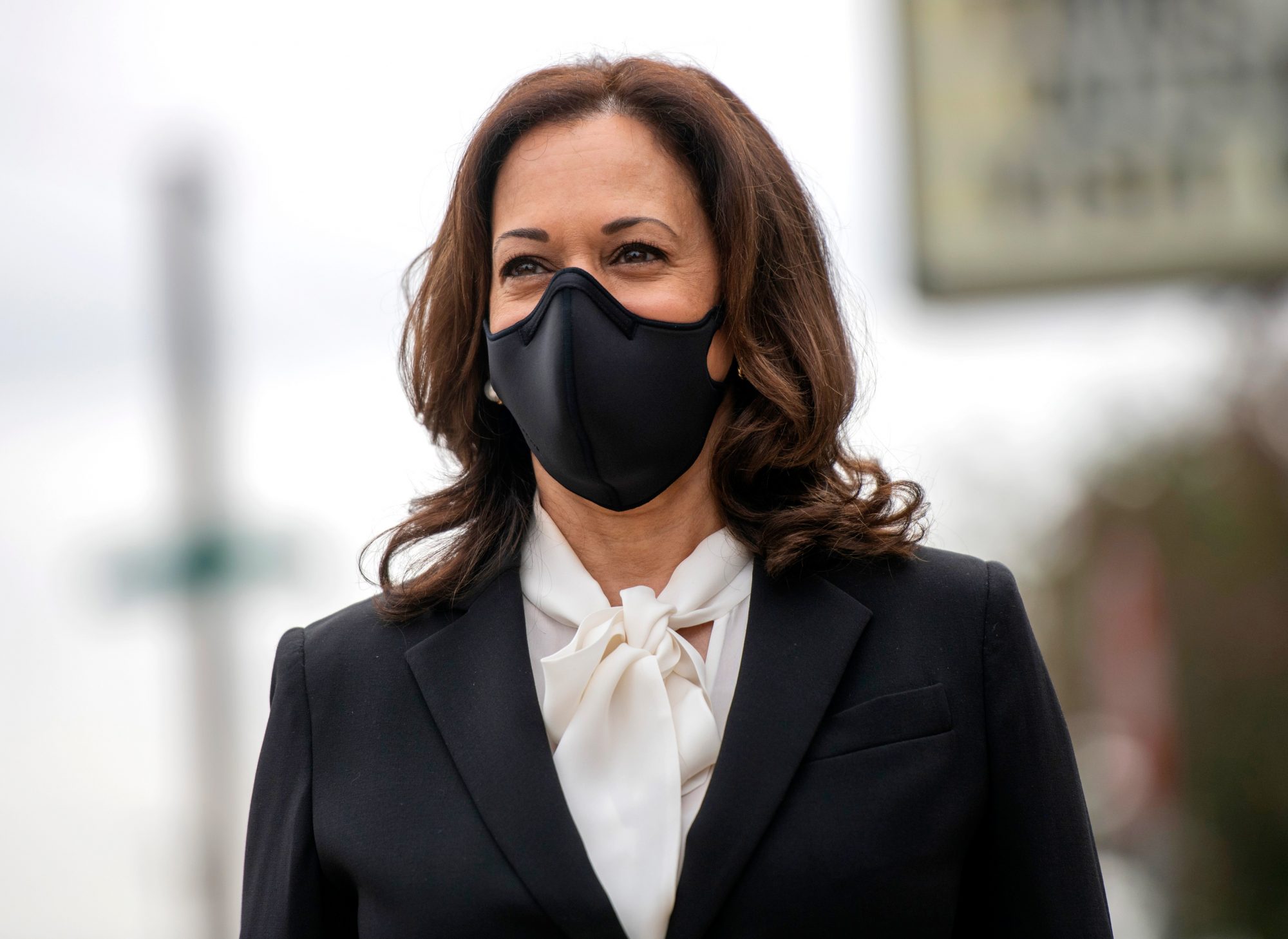 The Supremely Comfy Face Mask Jennifer Aniston and Sarah Jessica Parker Love Is the Cheapest It's Ever Been