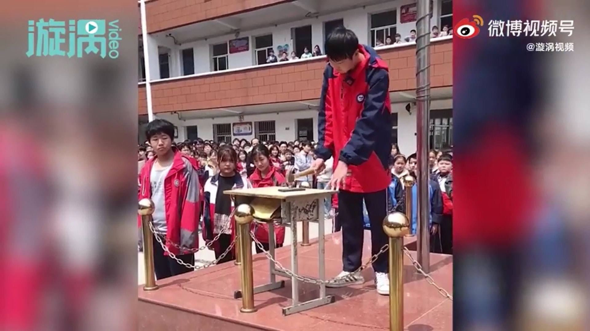 河南中学办“集体砸手机”活动 让学生自己砸烂 师生围观