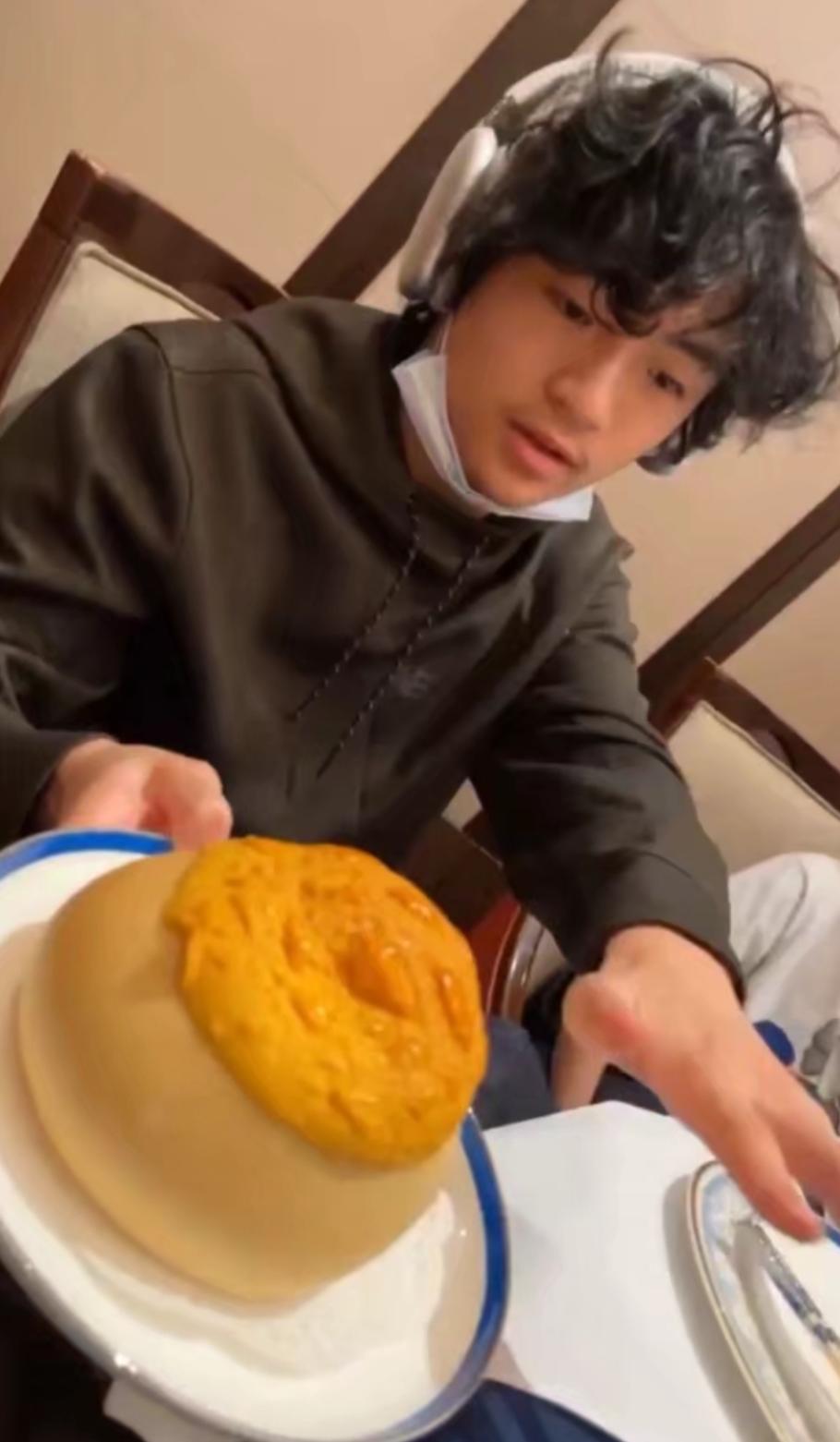 张柏芝大儿子近照，爆炸头皮肤黑到发亮