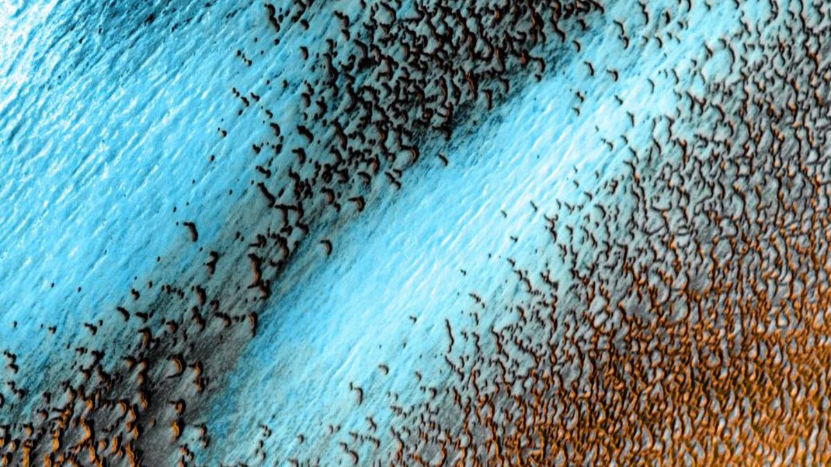 NASA Has Released a New Image of Mars' Blue Dunes and It's Quite a Sight