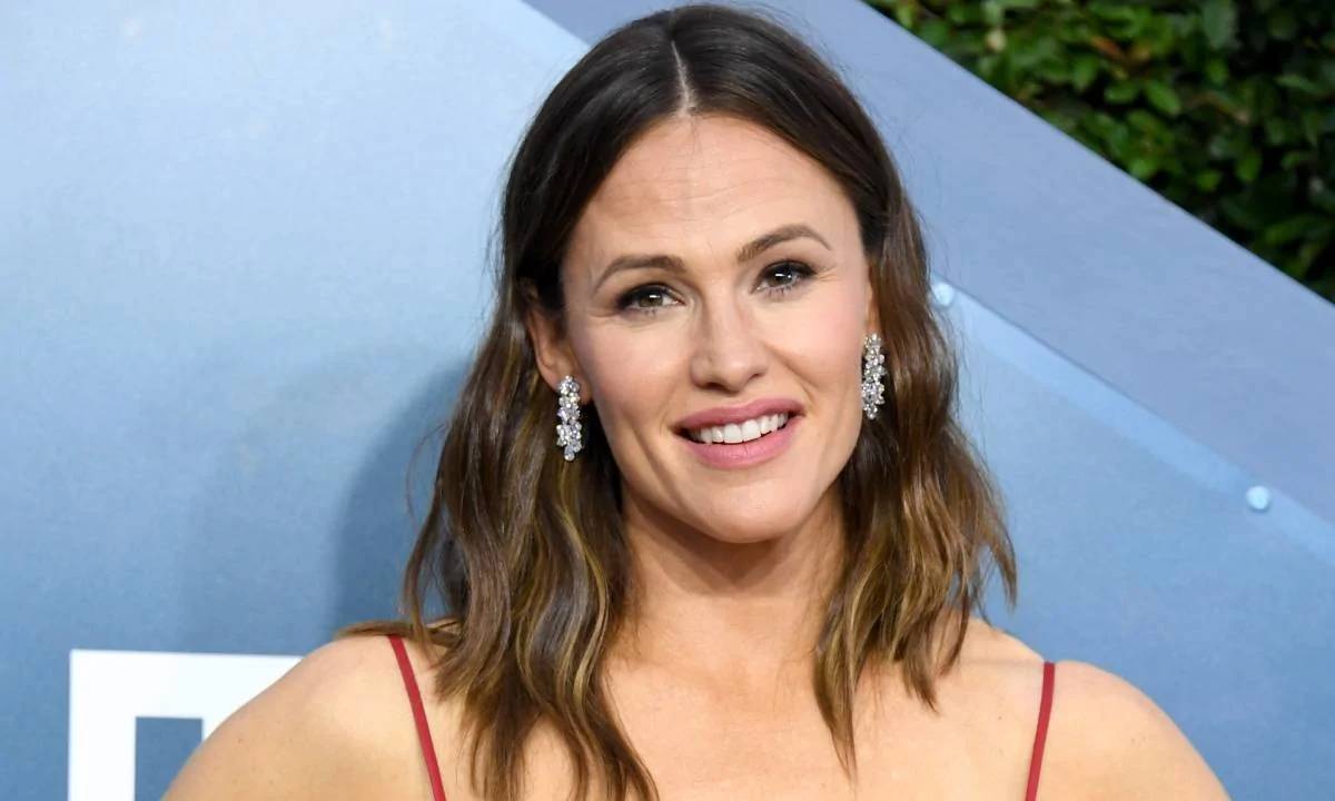 Jennifer Garner stuns fans with rare family photo with lookalike sisters 