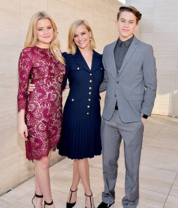 Reese Witherspoon stuns fans with a rare photo of brother for special reasons