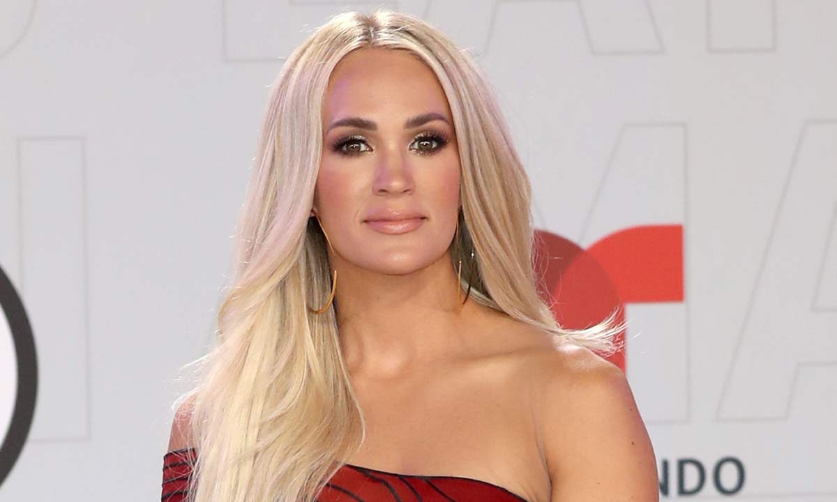 Carrie Underwood reveals toned abs in crop top for home gym selfie