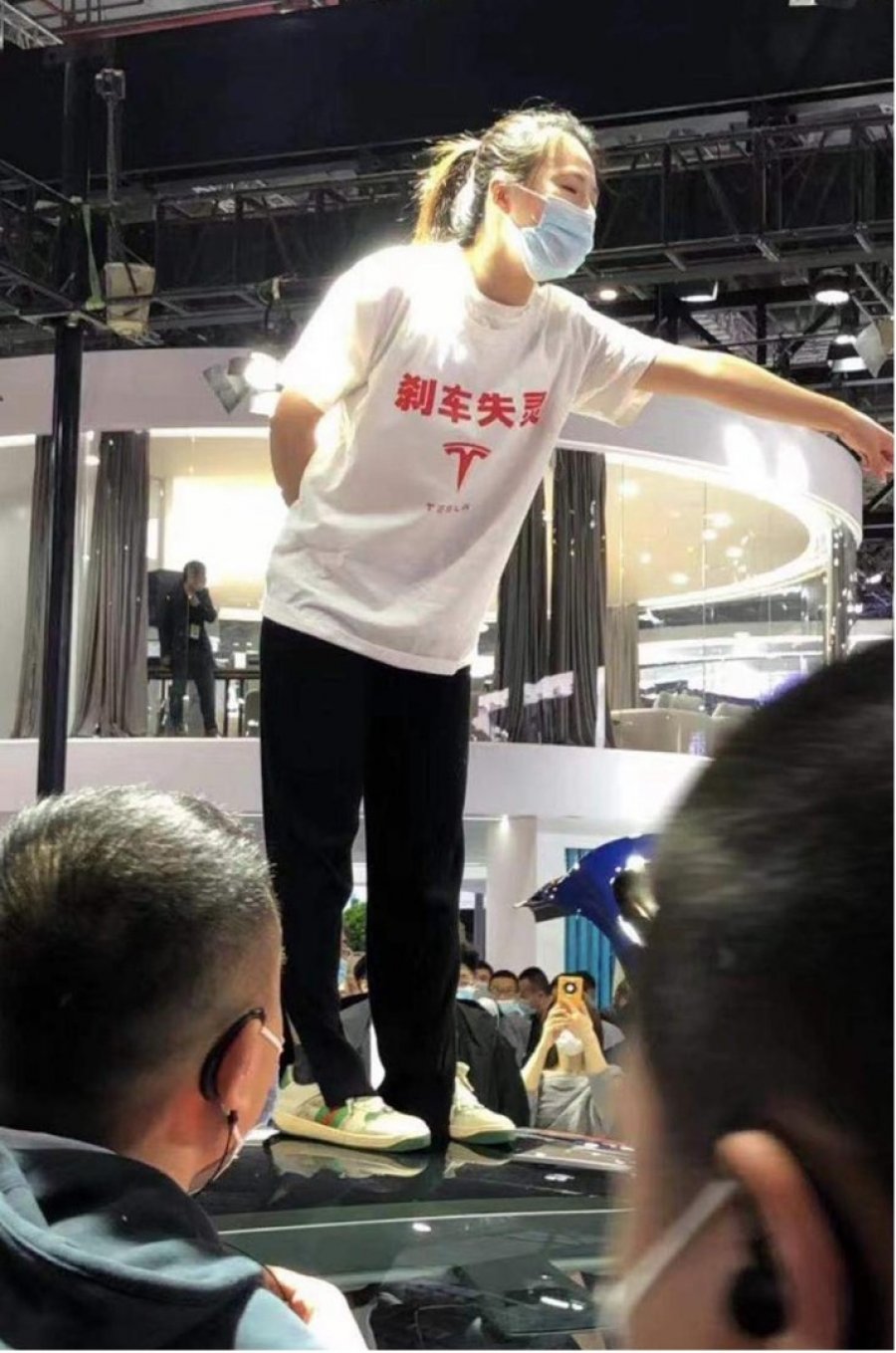 女子上海车展维权　跳上特斯拉喊刹车失灵