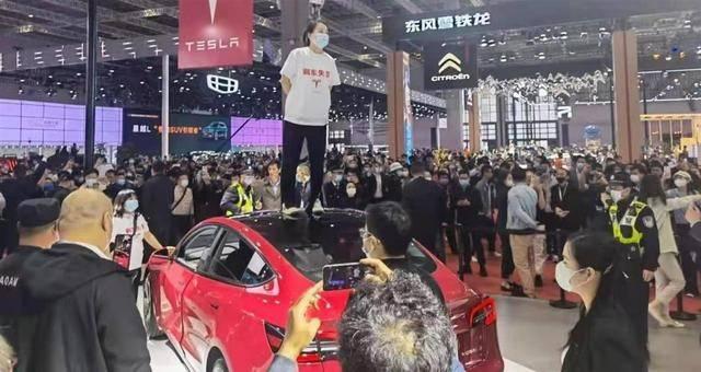 上海车展维权女子被拘 特斯拉对车主感抱歉