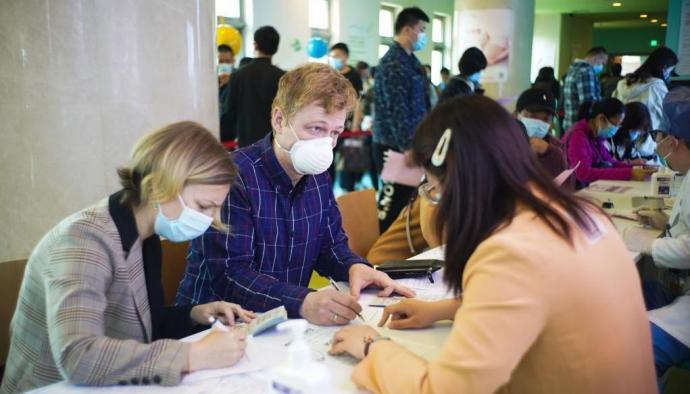 中官媒民调:自信大增 中国年轻人不再“仰视”西方