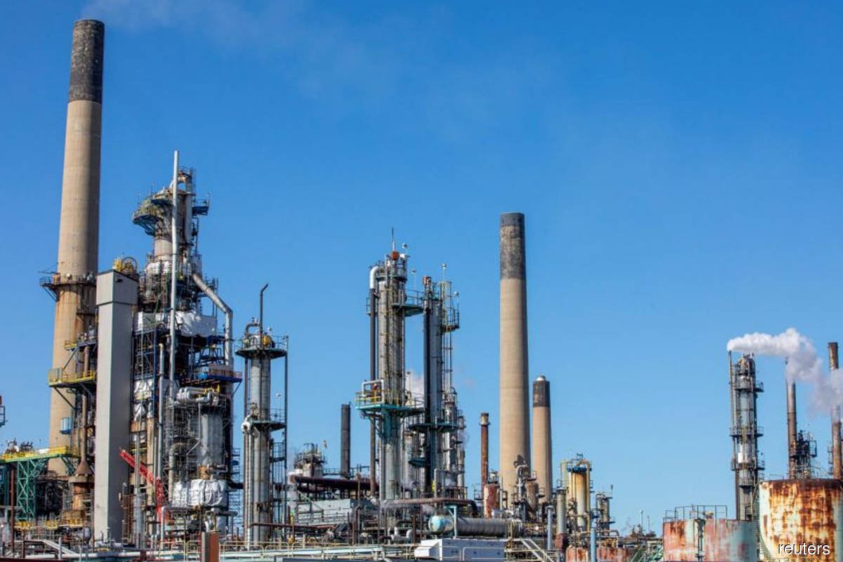 Oil edges higher on US, Europe demand hopes