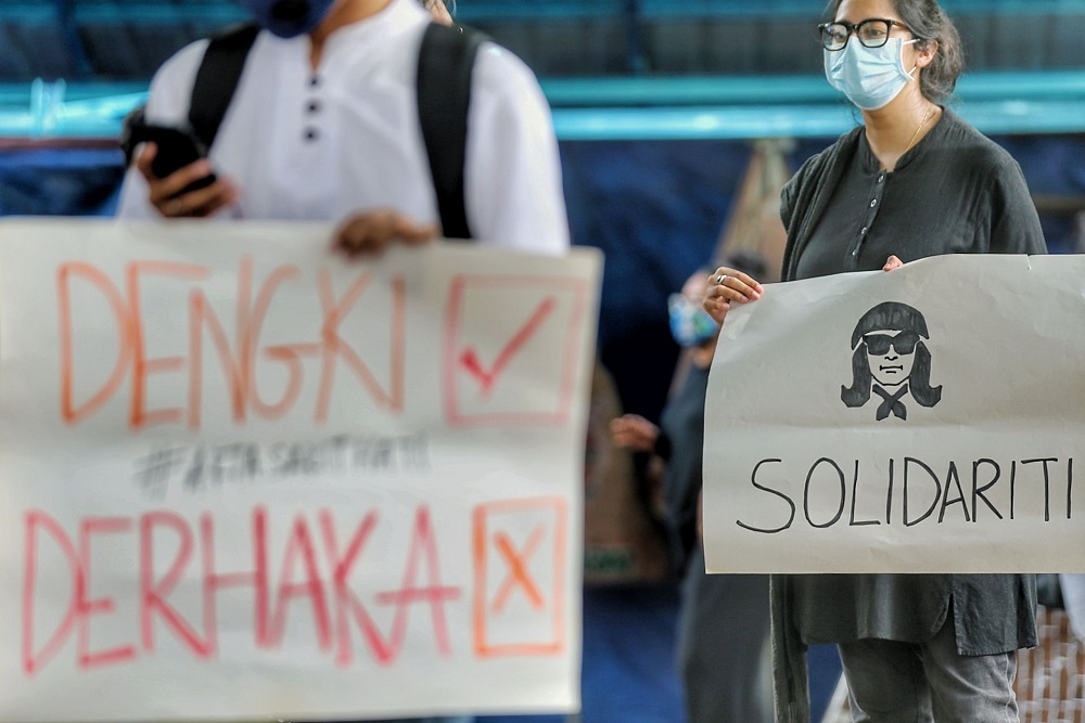 ‘I have your back and you will have mine’: Graphic artist Fahmi Reza stands with those investigated for supporting him