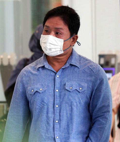 手机掉轨道男子按紧急钮 致地铁停车2分钟
