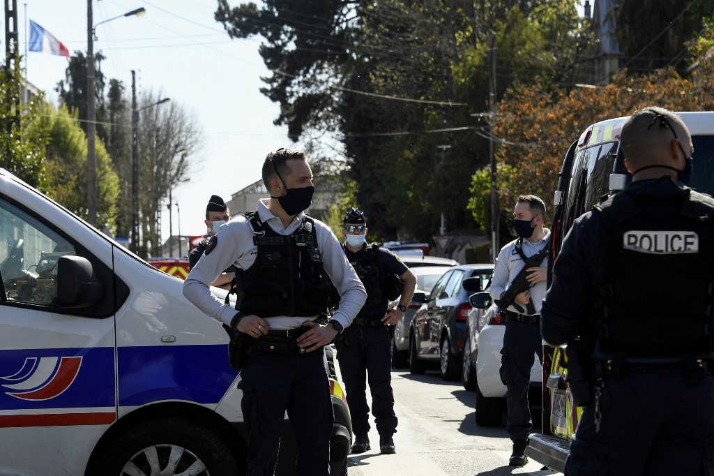 Three detained after police worker stabbed to death near Paris