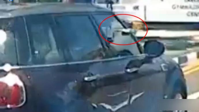 路上低飞 无人机撞车