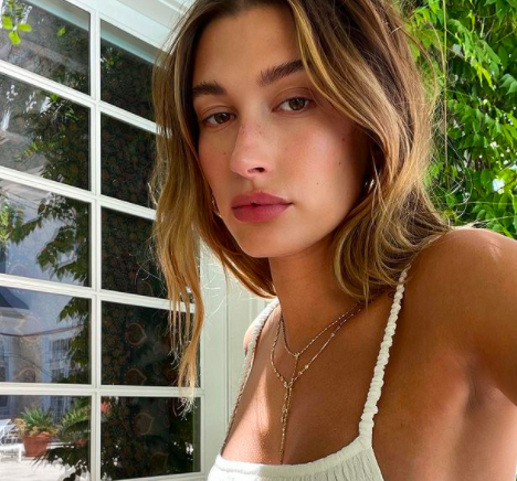 Hailey Bieber shows off natural freckles