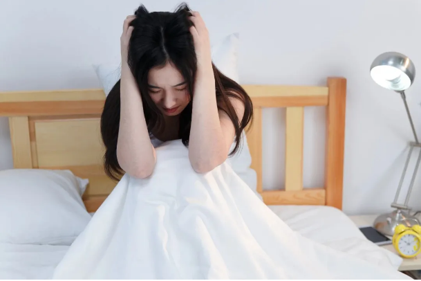 女明星因斑秃上热搜！医生感叹：该病不断走向低龄...