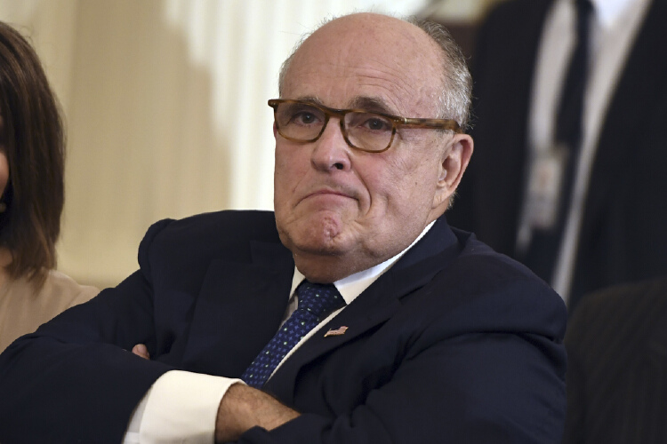 Twitter Users Mock Rudy Giuliani After the Former Mayor is Filmed Shaving at an Airport ...