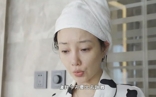 李小璐真实素颜曝光，她亲自示范如何“洗头发”，这梗还能迈过去吗