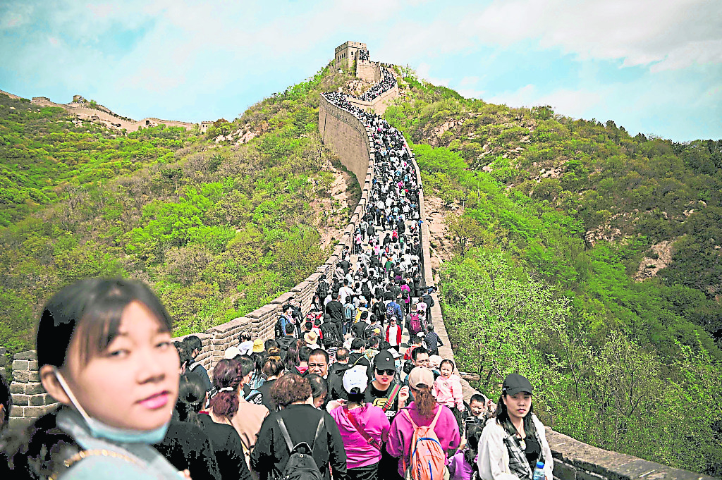 中国五一长假 游客逼满各景区
