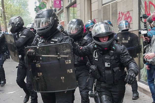 chaos gripping Paris as violence & vandalism mark May Day protest