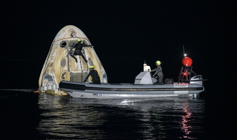 SpaceX“龙”飞船 成功实现夜间返回