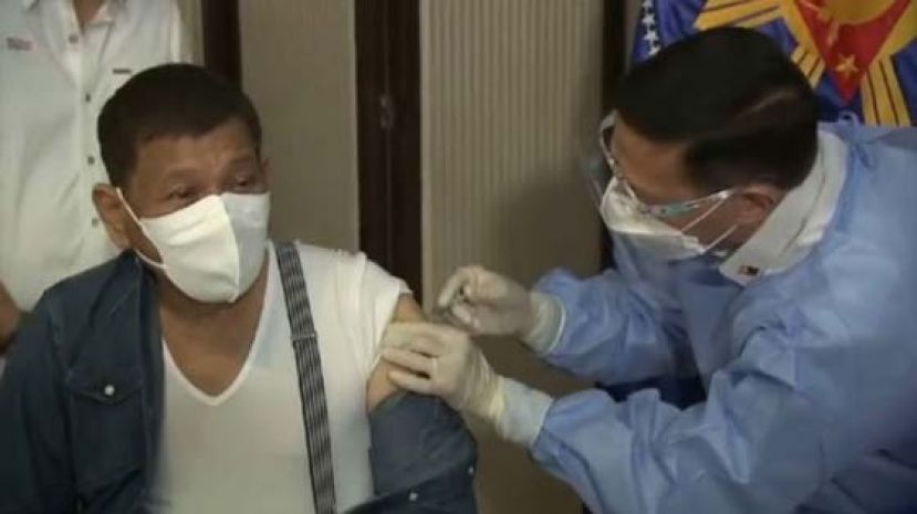 牛轭礁渔船引菲外长粗口飙骂中国　菲总统却接种中国疫苗