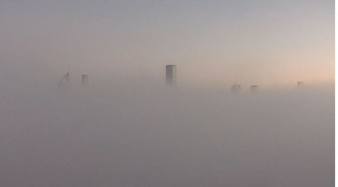 布里斯班CBD今晨浓雾笼罩，高速公路多车相撞，8人受伤！悉尼空气质量仍很差（组图）