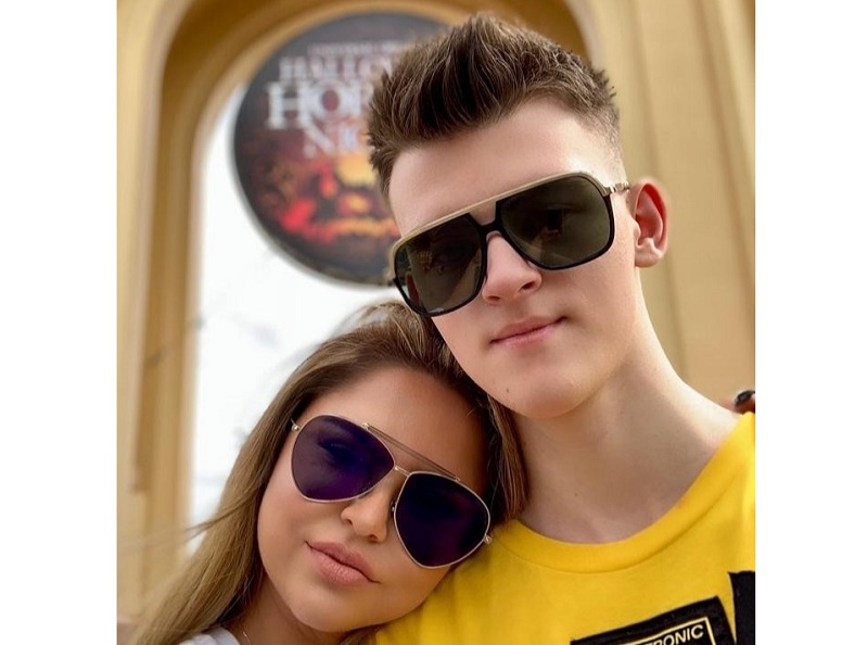 British youth helps mom to open OnlyFans account in hopes of getting more pocket money