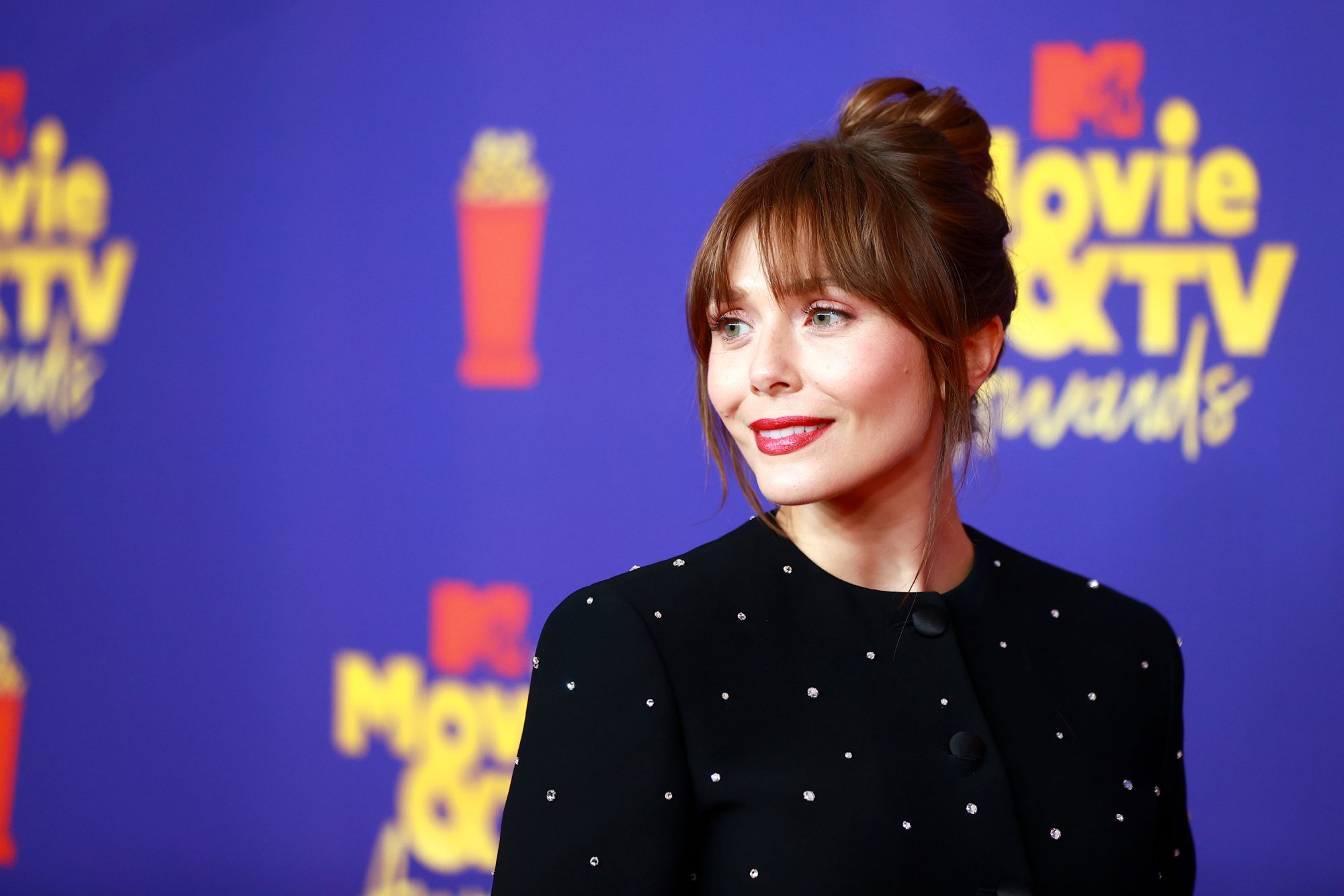 Elizabeth Olsen Debuted Dark Hair And Curtain Bangs At The Mtv Movie And Tv Awards Nestia 8277