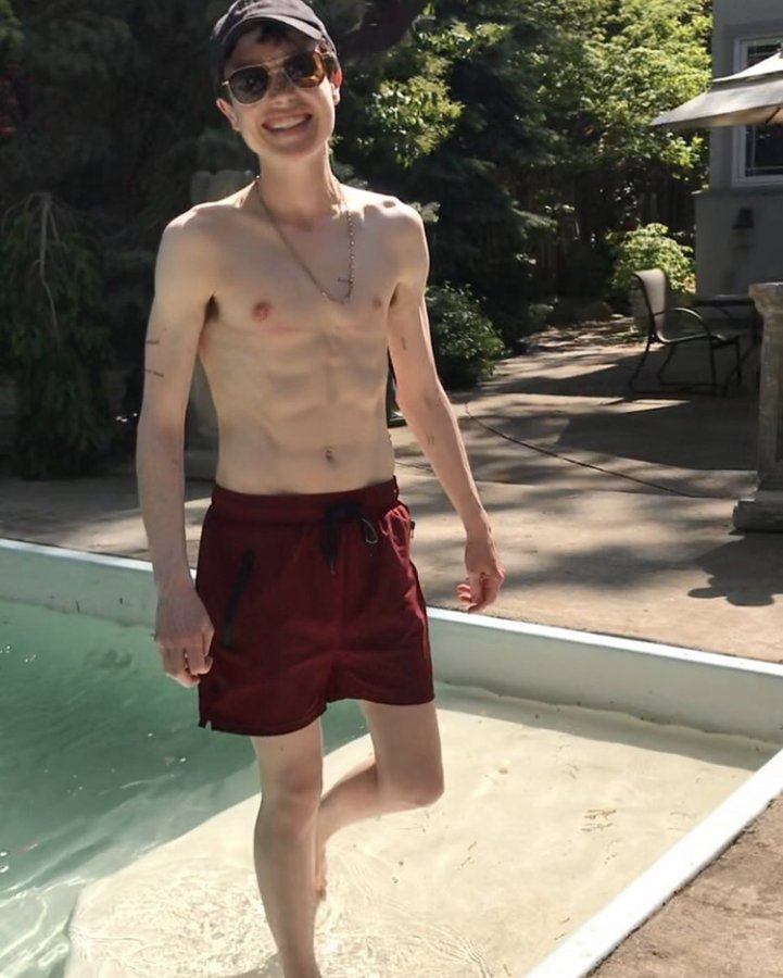 Are Elliot Page's Abs Fake? Debate on Social Media as Actor Poses Shirtless After 'Life-Saving' Top Surgery