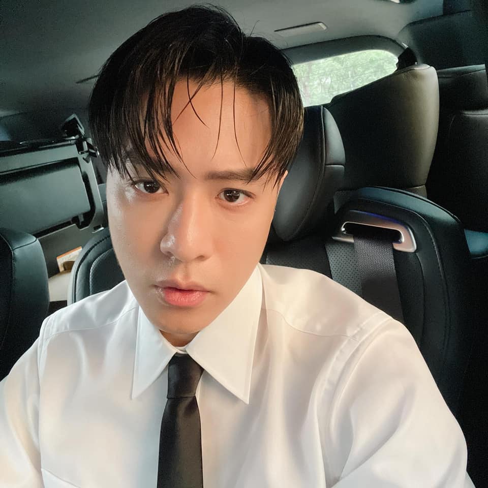 发黑白照吐心声　周汤豪叹：过去这10年真不容易