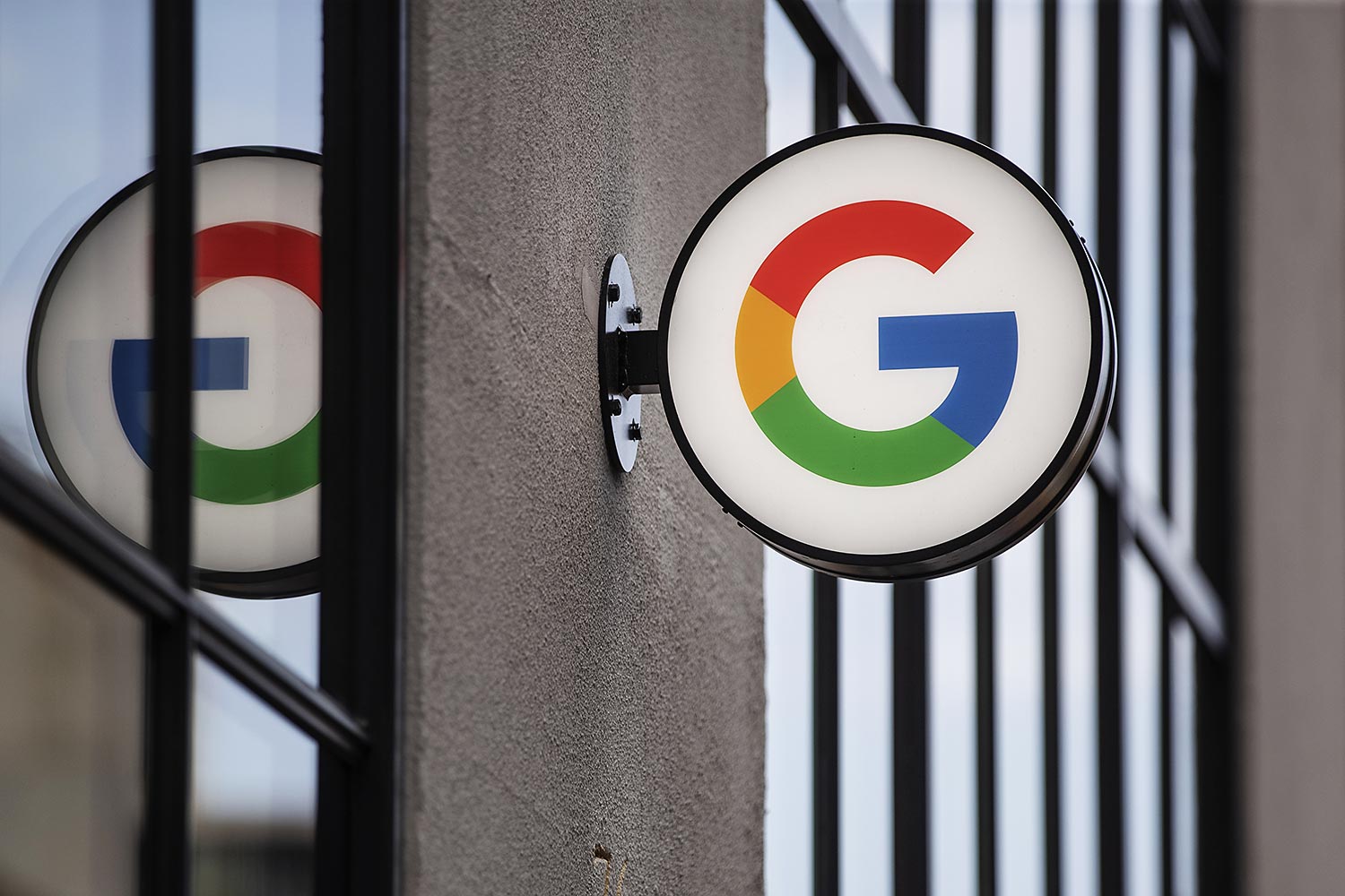 Google bets on offline stores