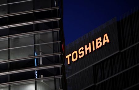 Toshiba's chairman says wants to stay on, says new directors needed