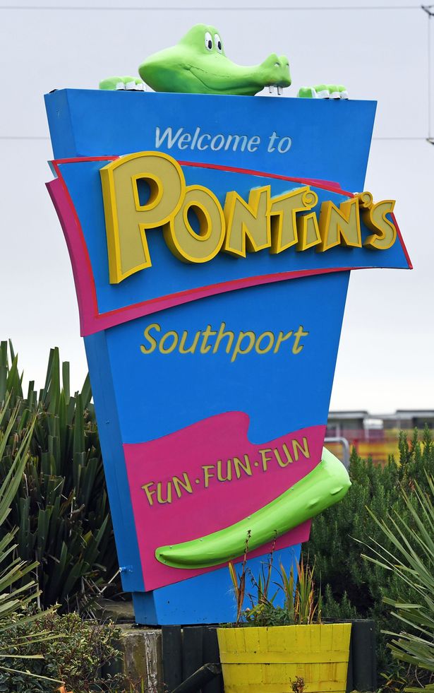 Holidaymakers 'removed' from Pontins as police surround chalet after 'balcony row'