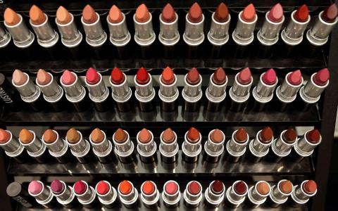 研究：美国加拿大逾半数化妆品或含毒化学物质