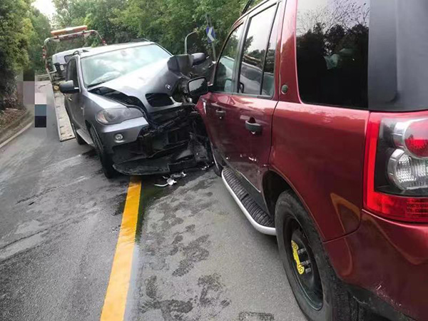 宝马和路虎勐烈对撞 两车主懵了：本想轻轻擦一下（组图）