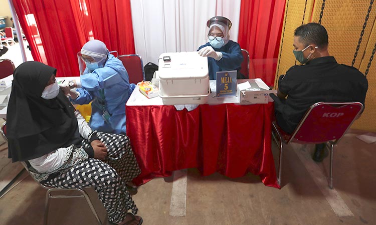 Hundreds of Indonesian doctors contract coronavirus despite vaccination