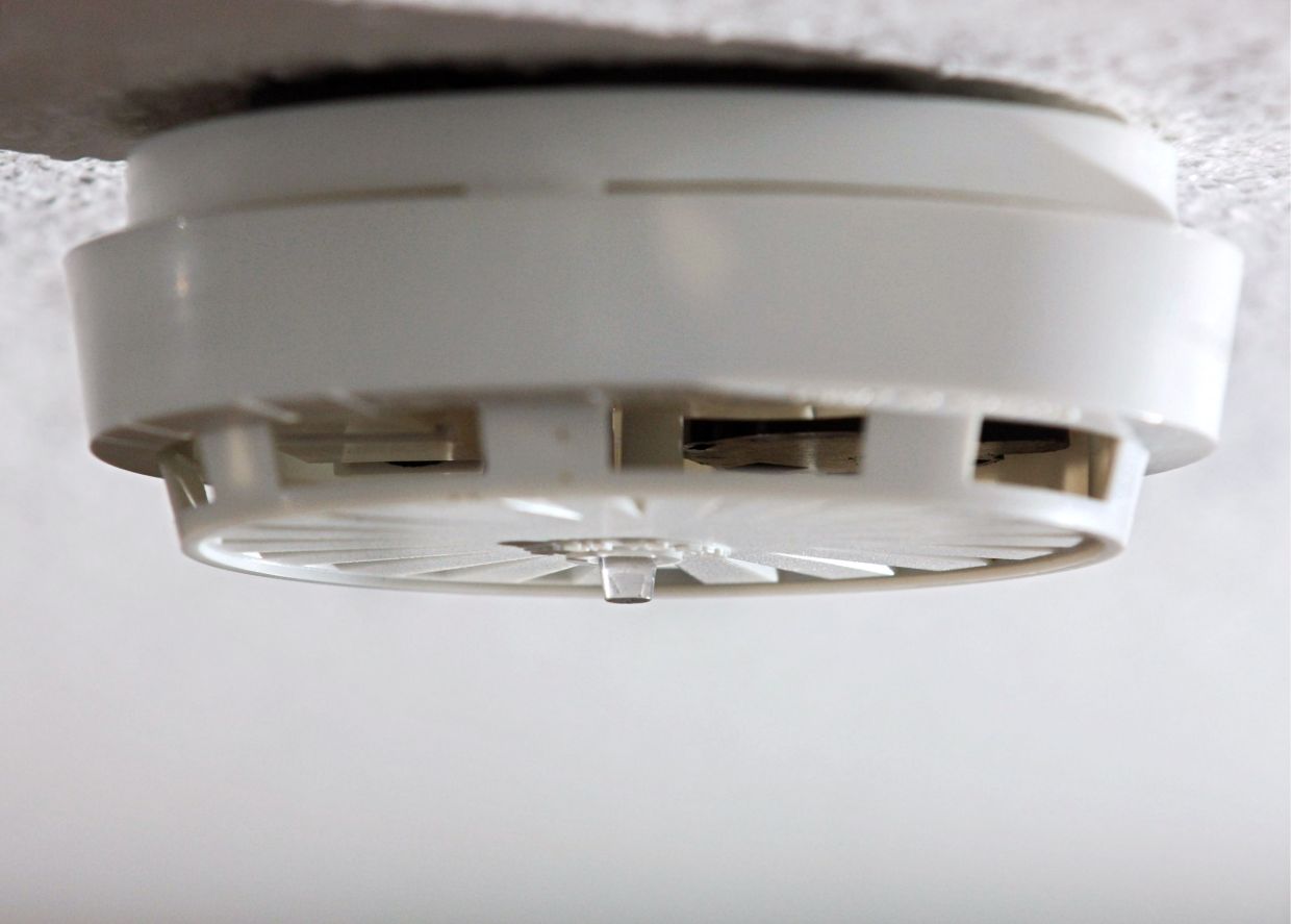Ceiling-mounted Covid 'alarm' warns if someone in a room is infected