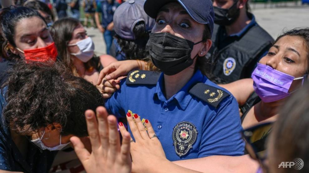 Turkish women rally to defend rights