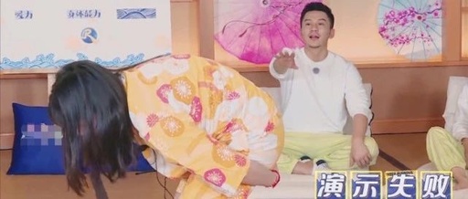 《奔跑吧》又玩猥琐游戏，镜头怼着嘉宾的臀部，两位女嘉宾逃过一劫！
