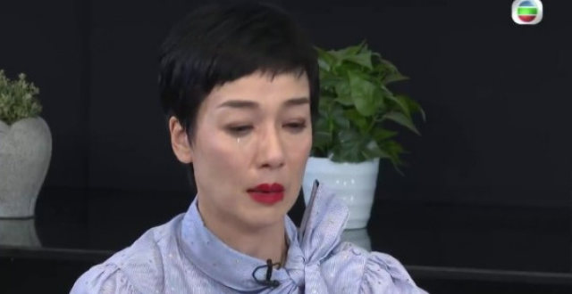 重提离婚！49岁TVB女星在节目镜头前崩溃痛哭：好辛苦