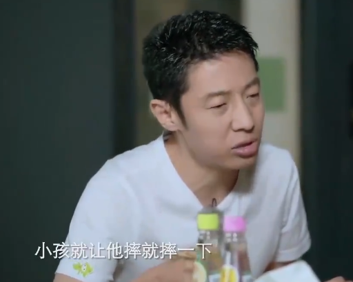 撒贝宁一家四口看展，俩娃基因优越白到发光，儿子光头脑袋圆滚滚