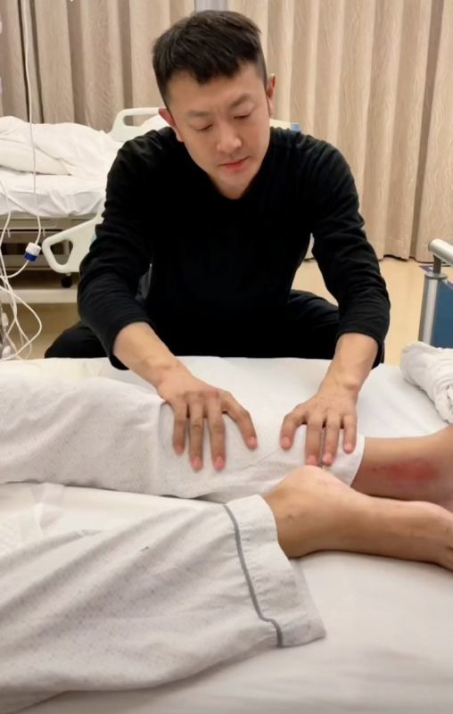 印小天晒视频悼念父亲，泪流不止太悲伤，父亲上个月刚刚去世