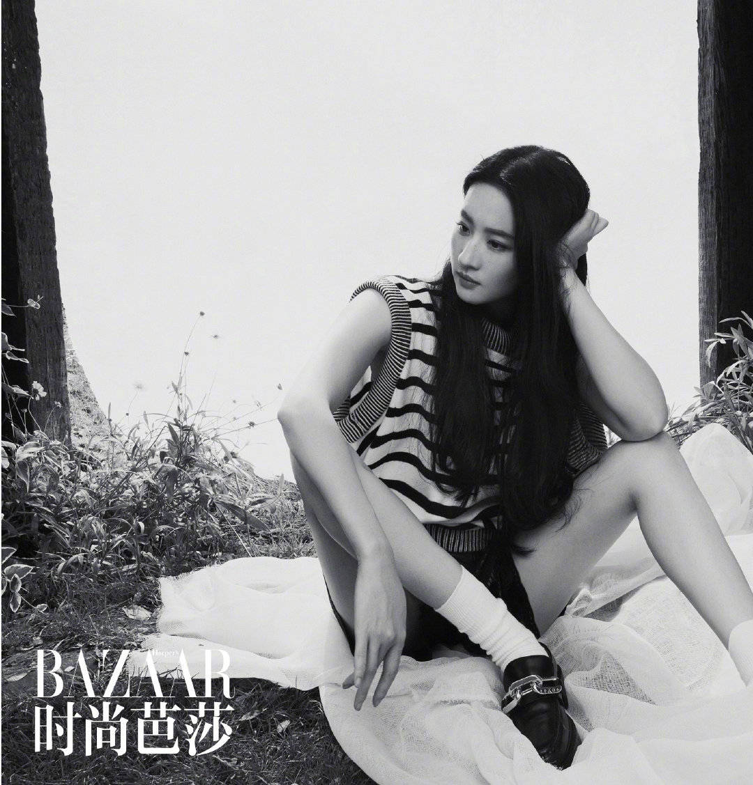 刘亦菲初夏丛林大片释出 长发飘逸柔美飒气